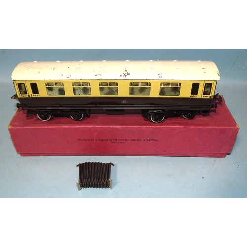 241 - Hornby, O gauge, two C574 No.2 corridor coaches 