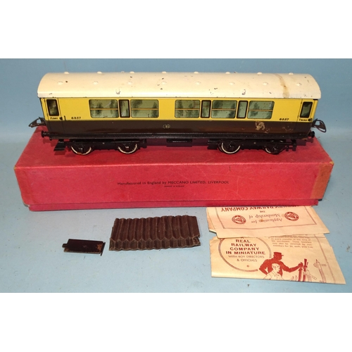 241 - Hornby, O gauge, two C574 No.2 corridor coaches 