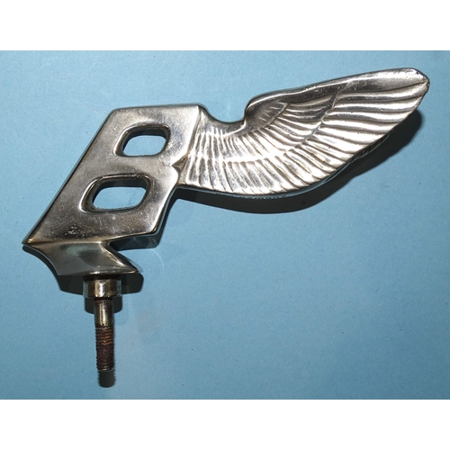 534 - A Bentley winged 'B' mascot, the 'B' leaning backwards, stamped with Reg 82m907, 14cm long.... 