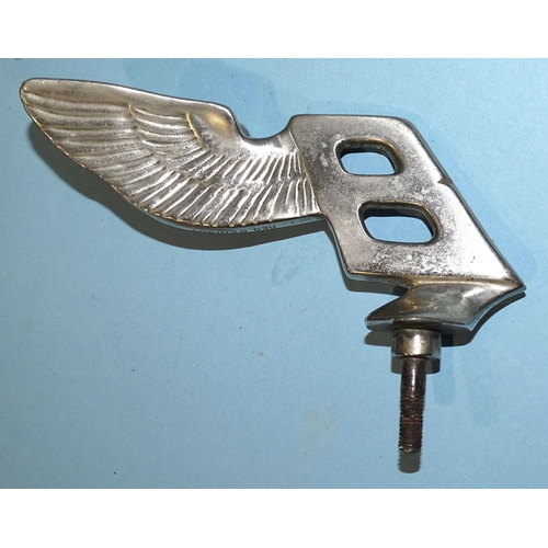 534 - A Bentley winged 'B' mascot, the 'B' leaning backwards, stamped with Reg 82m907, 14cm long.... 