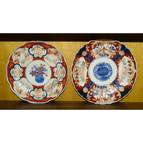 25 - A Wedgwood willow pattern wash hand basin, 40cm diameter, 14cm high, two Imari pattern Japanese plat... 