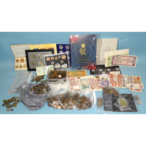 124 - A collection of mainly-20th century British coinage, including commemorative coins and a small colle... 