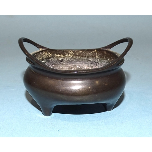 139 - An unusual Chinese miniature censer with character mark beneath, on three short feet, 7cm wide, 5cm ... 