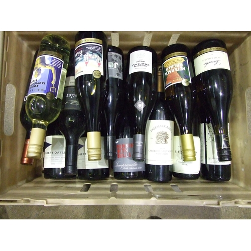 200 - A mixed collection of fourteen bottles of red and white wine: South African, Australian and French, ... 