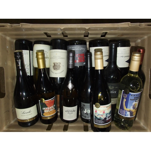 200 - A mixed collection of fourteen bottles of red and white wine: South African, Australian and French, ... 