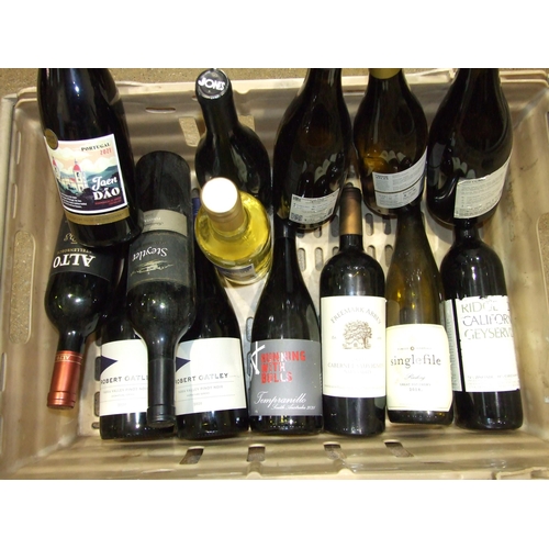 200 - A mixed collection of fourteen bottles of red and white wine: South African, Australian and French, ... 