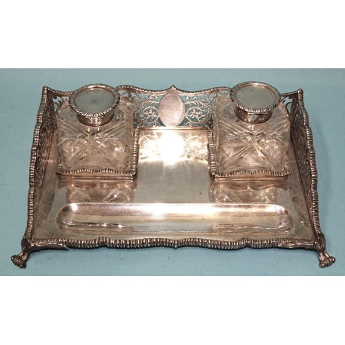 521 - An Edward VII silver pen and inkstand of rectangular shape with pierced gallery, standing on four sc... 