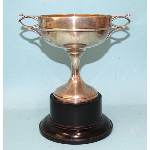 545 - A silver Art Deco trophy cup, 11cm, on stand, 120.8g, ___3.88oz.