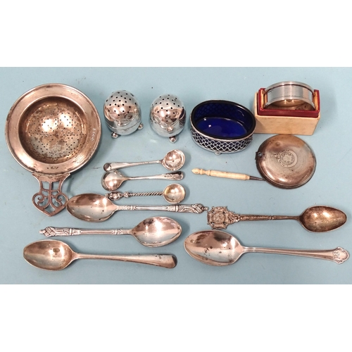 565 - A silver tea strainer, Sheffield 1925, a silver cruet and other small silver, weighable silver 146g,... 