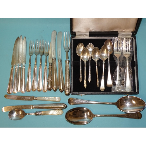 570 - A small quantity of silver cutlery, 141g, ___4.56oz and other plated cutlery.