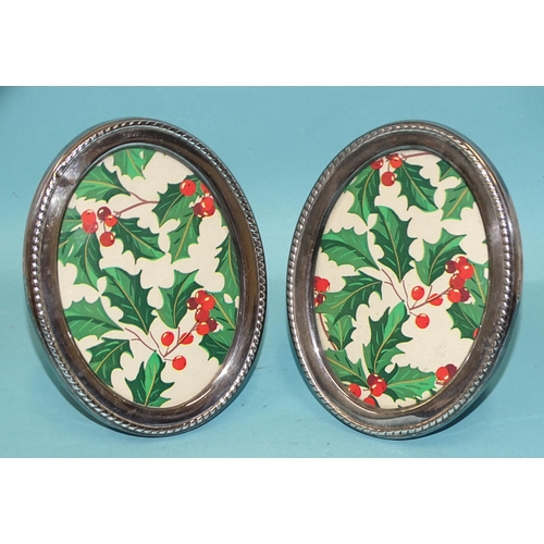 571 - A pair of oval silver photograph frames with gadrooned decoration, 16.5 x 12.5cm, Sheffield 1989.... 