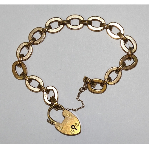 860 - A 9ct rose gold bracelet of oval plain and ribbed links, with padlock clasp, 19cm, 14.1g.... 