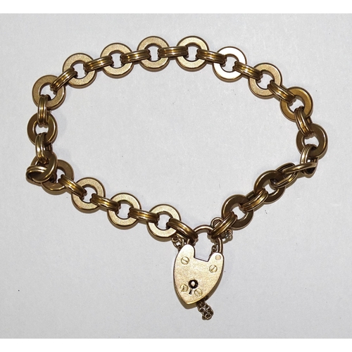 861 - A 9ct rose gold bracelet of circular plain and oval ribbed links, with padlock clasp, 20cm, 12.7g.... 