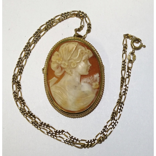 882 - A 9ct-gold-mounted shell cameo brooch/pendant on 9ct gold neck chain, 37cm diameter, 4.2g.... 