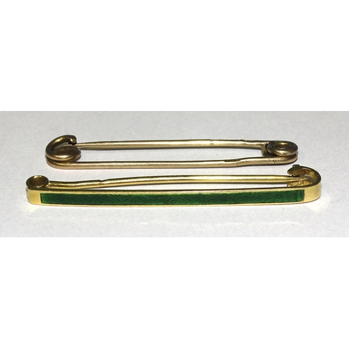 906 - An 18ct gold tie pin with green guilloche enamel decoration, 50mm, 3.4g and a 9ct rose gold tie pin,... 