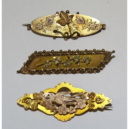 935 - Three 9ct gold brooches with cannetile decoration, 6.2g, (white metal pins), (3).