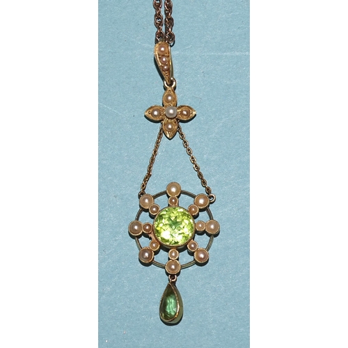 940 - An Edwardian peridot and seed pearl pendant set a round-cut peridot within eight spokes of graduated... 