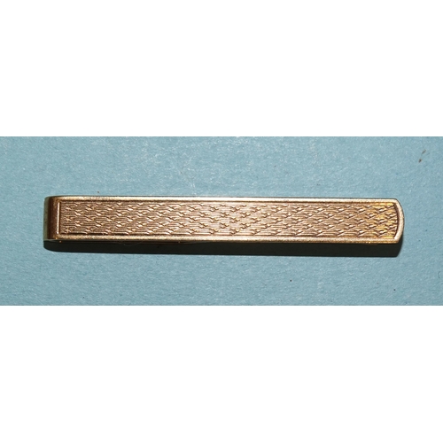 942 - A 9ct gold tie clip, 4.2g.