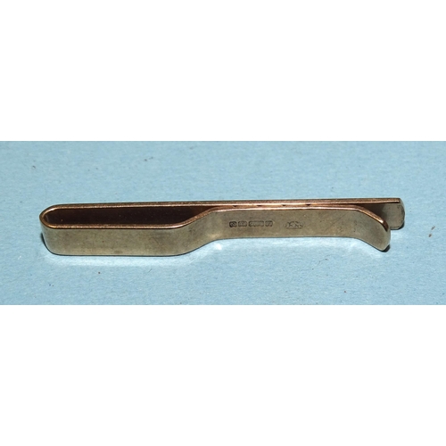 942 - A 9ct gold tie clip, 4.2g.