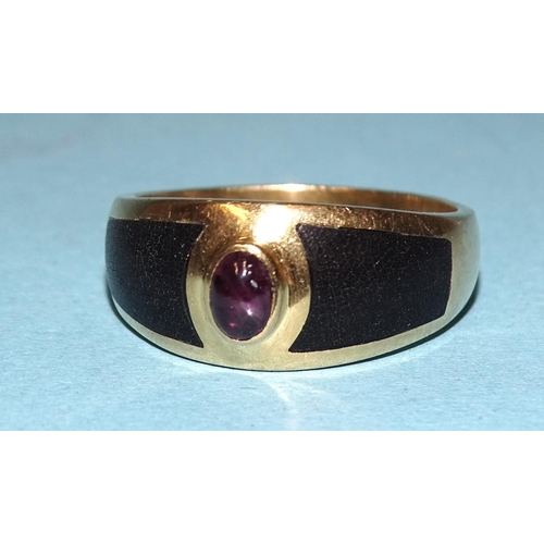 851 - A Portuguese 19.2ct gold ring set ruby cabochon, between black panels, size Y, 8.5g.... 