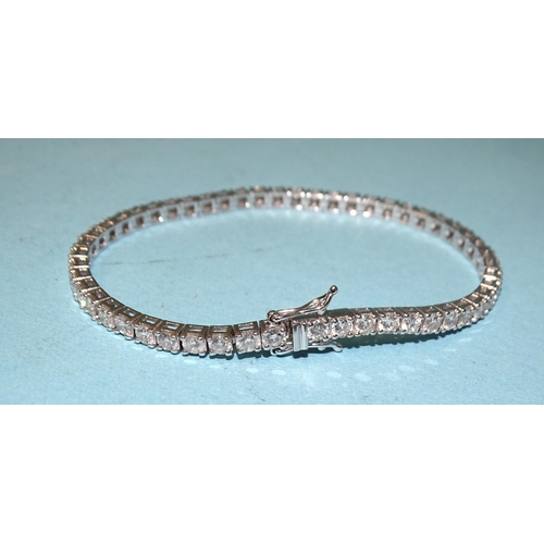 933 - A good-quality diamond tennis bracelet claw-set fifty-two well-matched brilliant-cut diamonds, in 18... 