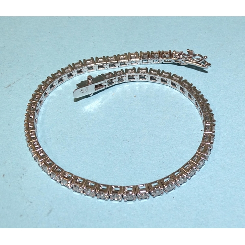 933 - A good-quality diamond tennis bracelet claw-set fifty-two well-matched brilliant-cut diamonds, in 18... 