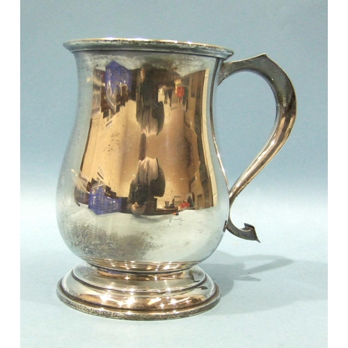 522 - A modern silver tankard, 13.5cm, Birmingham 1969, maker TH, ___10oz, 310.6g.