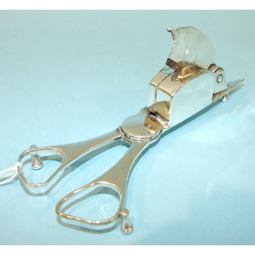 559 - A pair of George III scissor-action candle snuffers with wick trimmer, maker W B, London 1802, 123.4... 