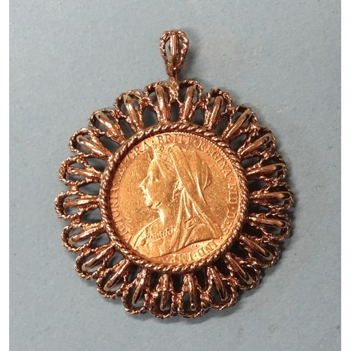 653 - A Queen Victoria 1899 sovereign in 9ct gold pendant mount, 16g.