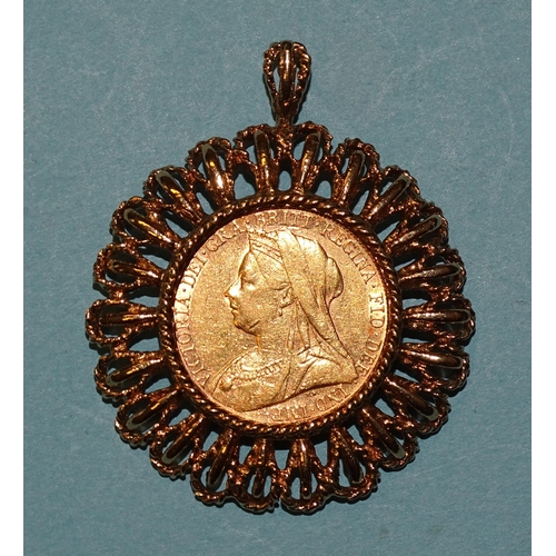 653 - A Queen Victoria 1899 sovereign in 9ct gold pendant mount, 16g.