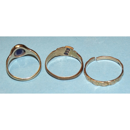 814 - An 18ct gold ring set two round-cut sapphires and a diamond point, size M, 2.5g, an 18ct gold ring (... 