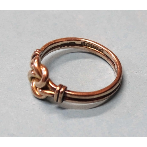 817 - A 9ct gold knot ring, size O, 3.3g.