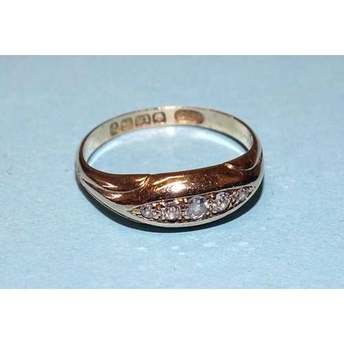 820 - A Victorian 18ct gold ring set five graduated old-cut diamonds, size R, 5.2g.