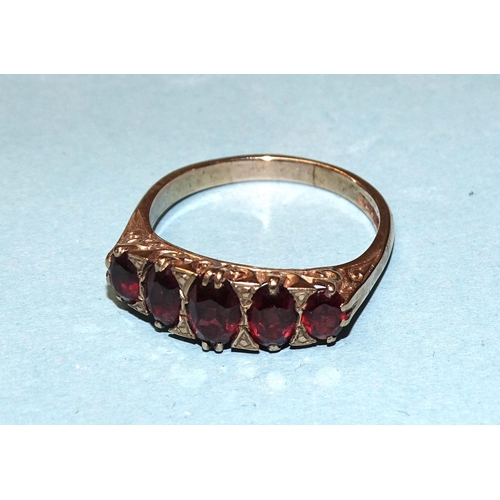 835 - A 9ct gold ring set five graduated oval garnets, size W, 5.4g.