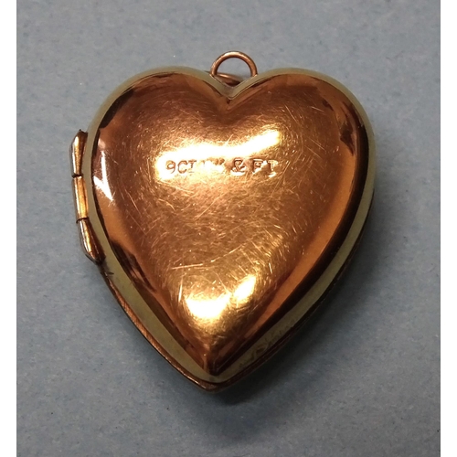 842 - A 9ct (back and front) heart-shaped locket pendant, 25 x 22cm, 5.1g.