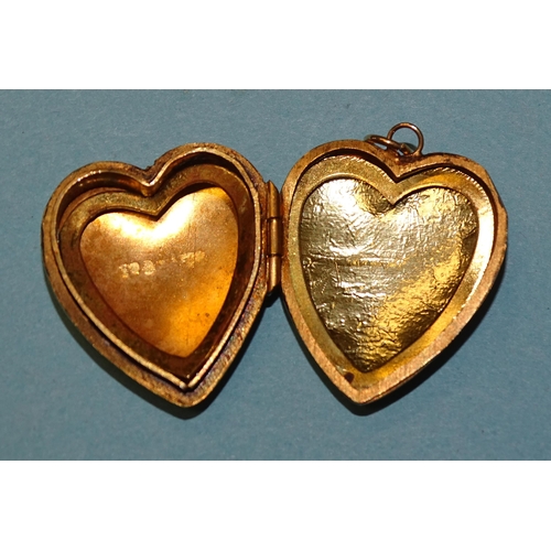 842 - A 9ct (back and front) heart-shaped locket pendant, 25 x 22cm, 5.1g.