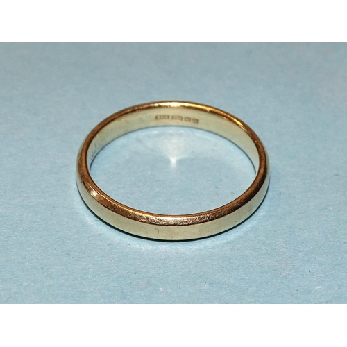 843 - An 18ct gold wedding band, 3mm wide, size M, 3.2g.