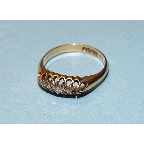 912 - An 18ct gold ring set four graduated old-cut diamonds, (one setting vacant), size K½.... 