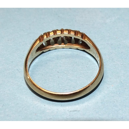 912 - An 18ct gold ring set four graduated old-cut diamonds, (one setting vacant), size K½.... 