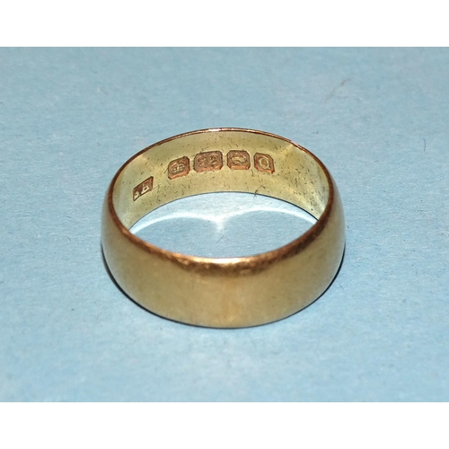 915 - A 22ct gold wedding band, 6.5mm wide, size M½, 6.4g.