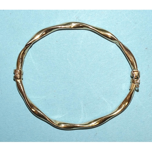 105 - A 9ct gold hinged bangle (a/f), 4.7g.