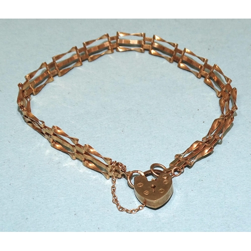 99 - A 9ct gold gate-link bracelet with padlock clasp, 4g.