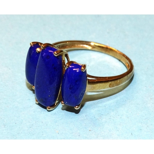 119 - A 9ct gold ring set three lapis lazuli cabochons, size S, 3.5g.