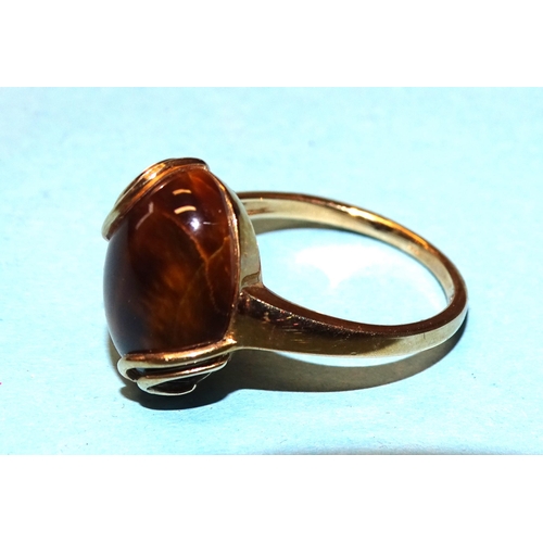 188 - A 9ct gold ring set tiger's eye, marked 'QVC', size R, 4.5g.