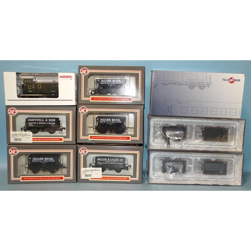 275 - M&auml;rklin HO gauge, 43 989 baggage car, two sets of two Brawa coal hopper cars, a Tillig shed car... 