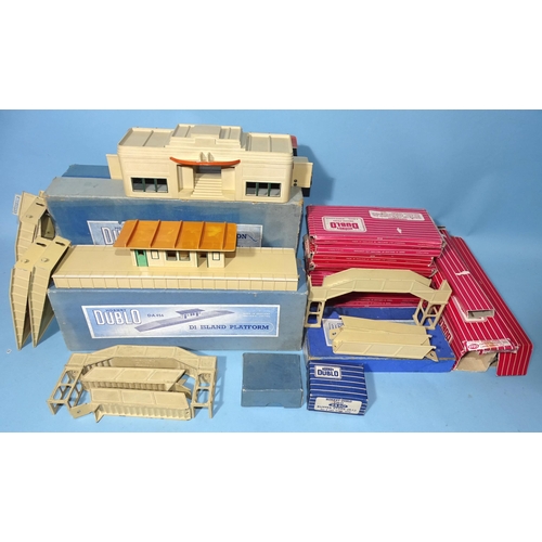 284 - Hornby Dublo, D1 Through Station DA455, D1 Island Platform DA456, D1 Footbridge DA454, (all boxed), ... 