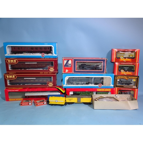 286 - Hornby OO gauge, R866 4-6-0 LNER B12 locomotive, (boxed, box a/f), Airfix 54121-3 4-6-0 BR Royal Sco... 