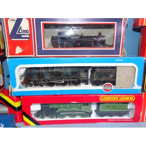 286 - Hornby OO gauge, R866 4-6-0 LNER B12 locomotive, (boxed, box a/f), Airfix 54121-3 4-6-0 BR Royal Sco... 