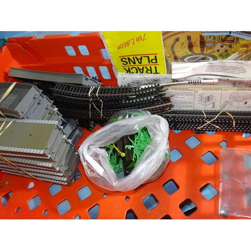 286 - Hornby OO gauge, R866 4-6-0 LNER B12 locomotive, (boxed, box a/f), Airfix 54121-3 4-6-0 BR Royal Sco... 