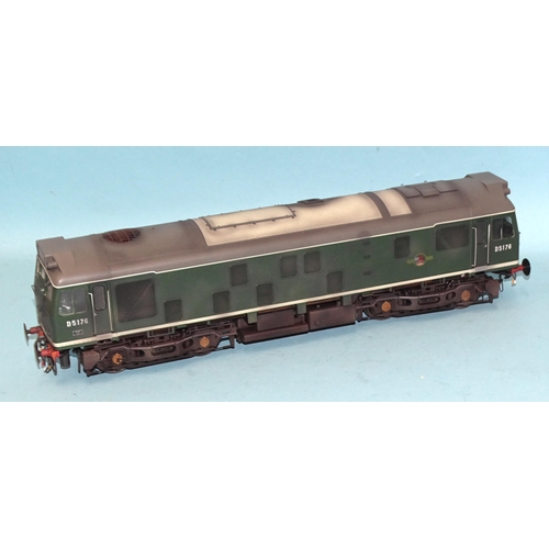 307 - Heljan O gauge, Class 25 Bo-Bo diesel locomotive RND5176, in Tower Models ltd-edn green livery, (box... 